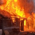 Случайный прохожий спас из горящей дачи троих человек, еще два погибли в пожаре