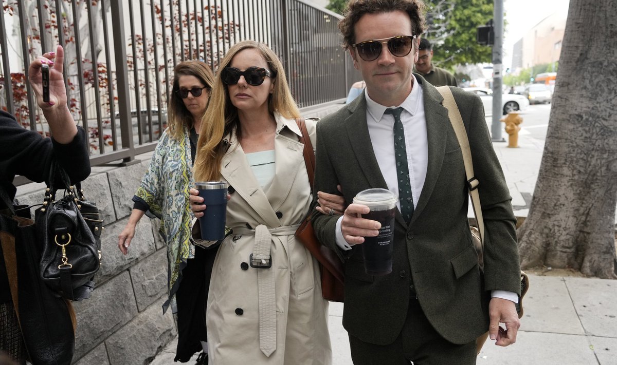 Danny Masterson koos praeguse abikaasaga saabumas kohtuotsust kuulama.