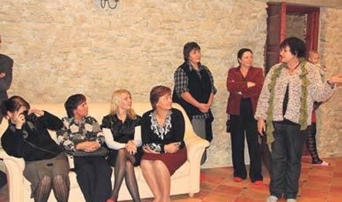 Kaja Mõtsnik (paremal) tervitab külalisi Ingliste mõisa aidas. Foto: Aare Hindremäe