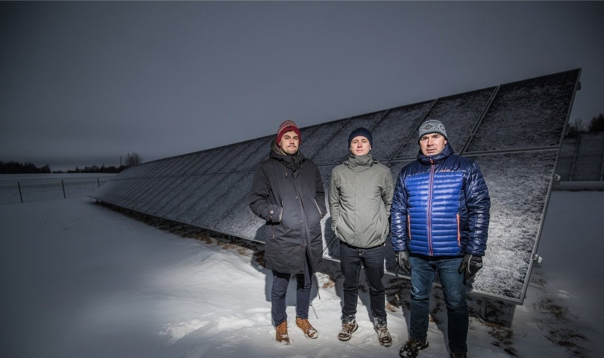 Kaspar Veskus, Criss Uudam ja Madis Ajaots ootavad päikest, mis paneks nende selja taha jäävad paneelid elektrit tootma.