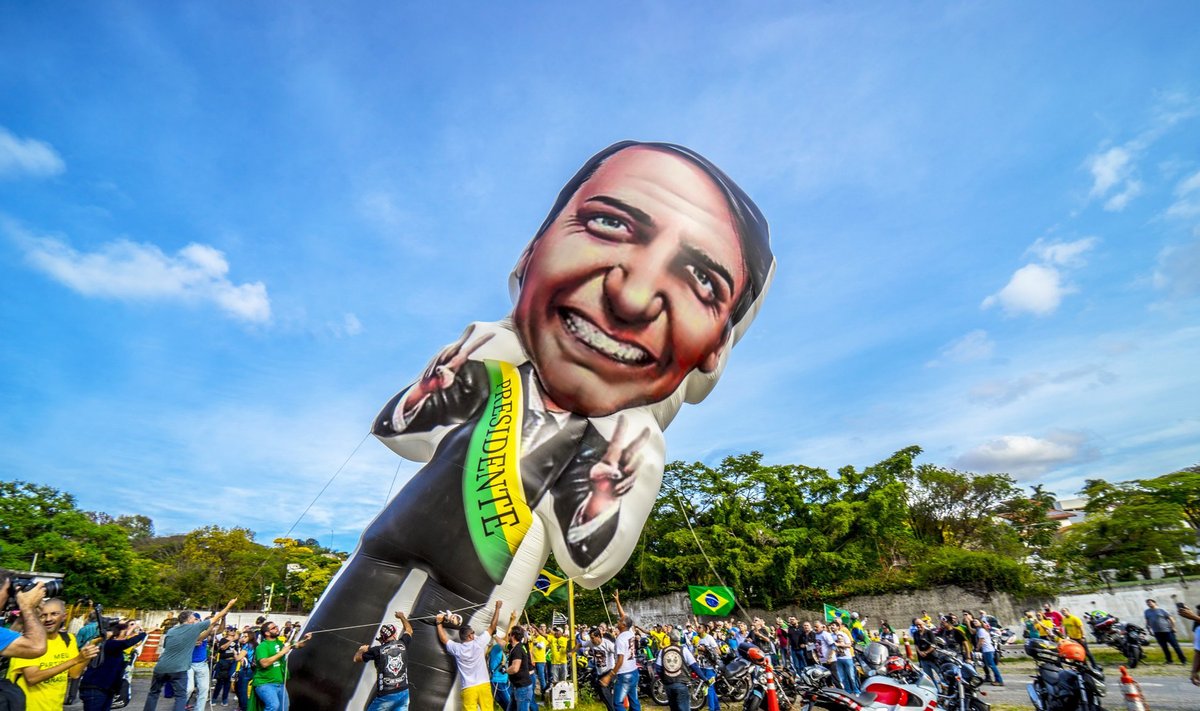 POOLT: Bolsonaro eeskujuks ühiskonna korraldamisel on sõjavägi ning jalgpallimeeskond. Pole ime, et Brasiilia jalgpallilegend Ronaldinho on asunud Bolsonarot toetama.