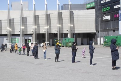 Omniva pakisaajate järjekord. Koroonakriis tõi kaasa e-kaubanduse buumi ja hiigelpikad järjekorrad pakiautomaatide juures.