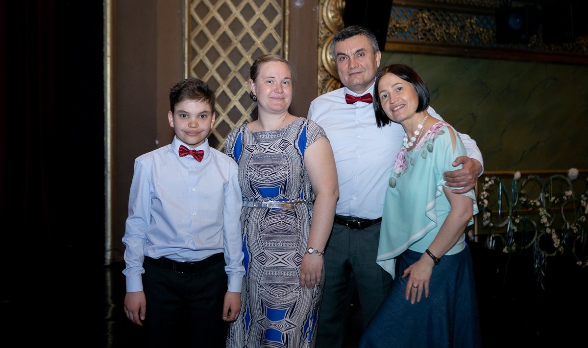 Семья Фаттаховых и музыкальный педагог сына Анастасия Обили