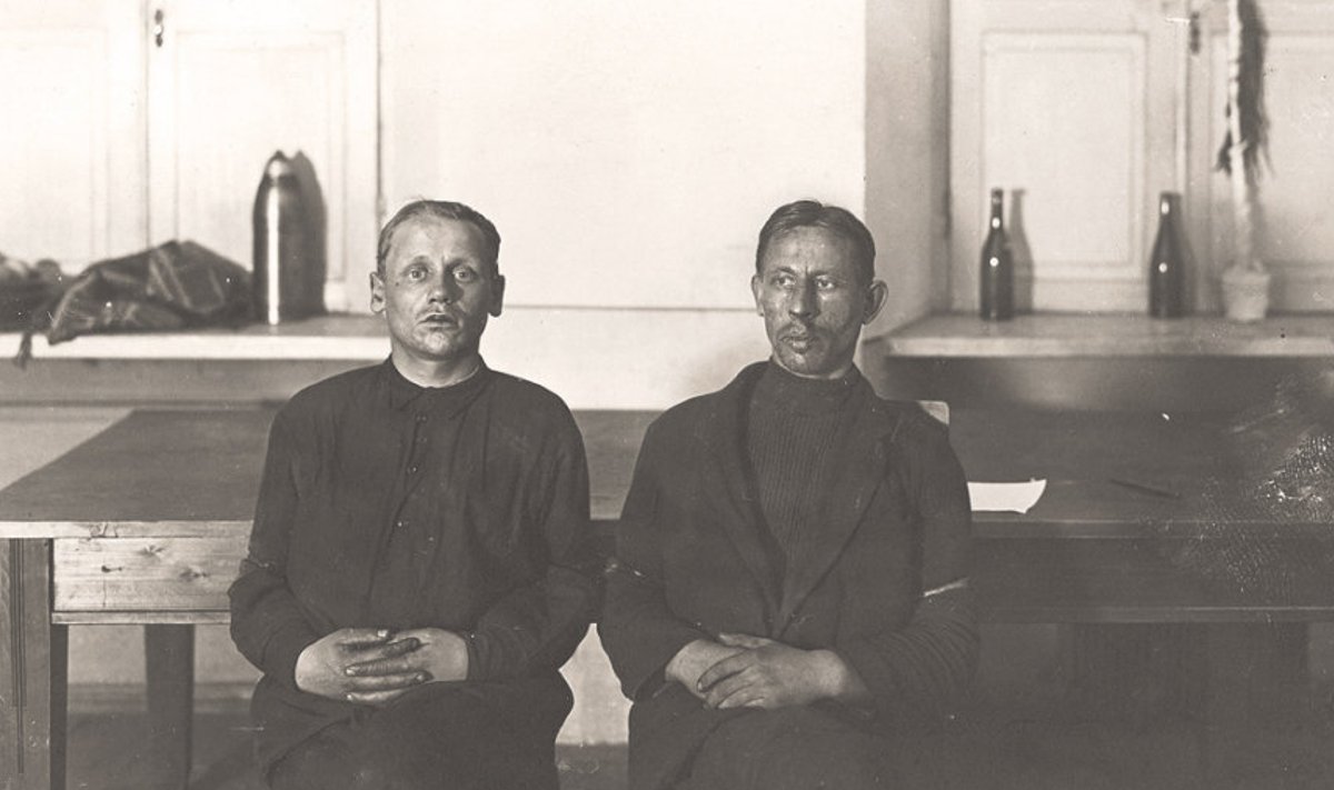 Venemaalt Eestisse saadetud riigipöörajad Richard Käär  (vasakul) ja August Lillakas pärast Eesti võimude kätte  langemist Tapal soomusrongide divisjoni staabis. Mõlemad lasti välikohtu otsusel maha.
