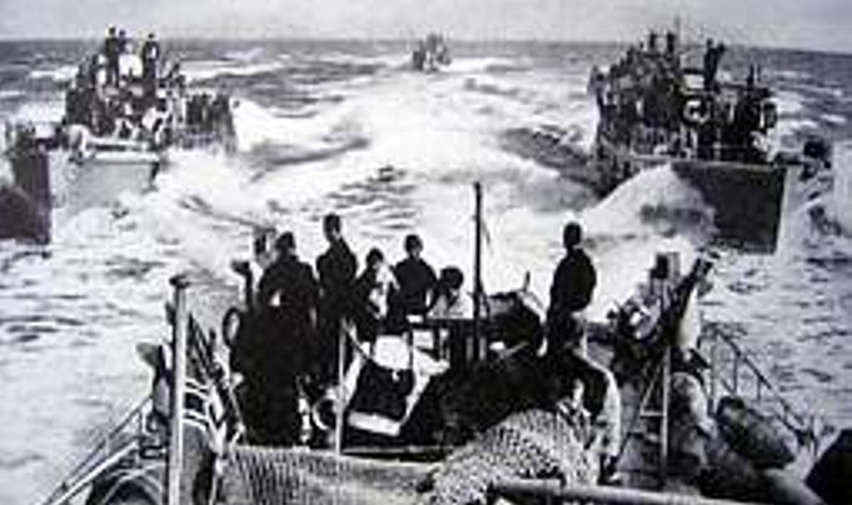 SAKSA VÄRK: Eesti kaluritega 1947 ja 1948 Rootsi põgenenud Merituul ja Merisilm olid endised Saksa laevastiku traalerid. Fotol sakslaste kaatertraalerid (Minenraumboot) merel veel haakristilipu all. Repro