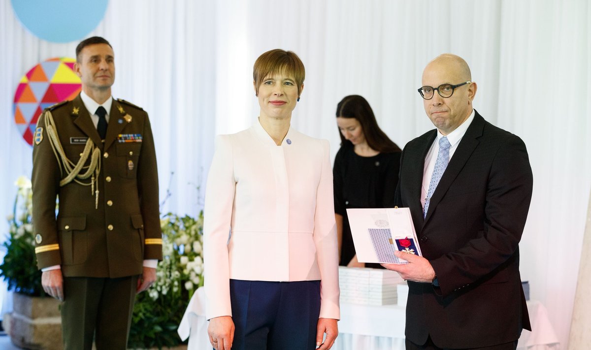 SÜÜDISTAJA RÕÕMUPÄEV: President Kersti Kaljulaid autasustas eriasjade prokuröri Margus Grossi 2018 Valgetähe teenetemärgiga.