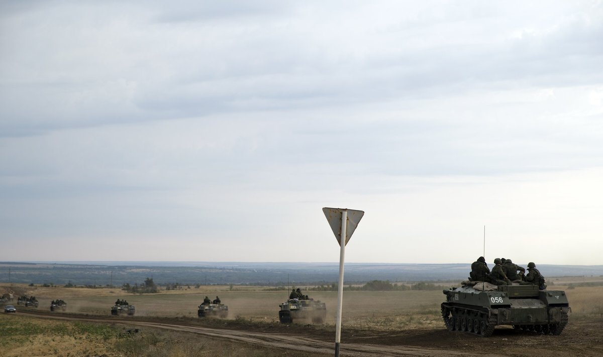 Колонна российской бронетехники примерно в 10 километрах от границы с Украиной. Ростовская область, 18 августа 2014.
