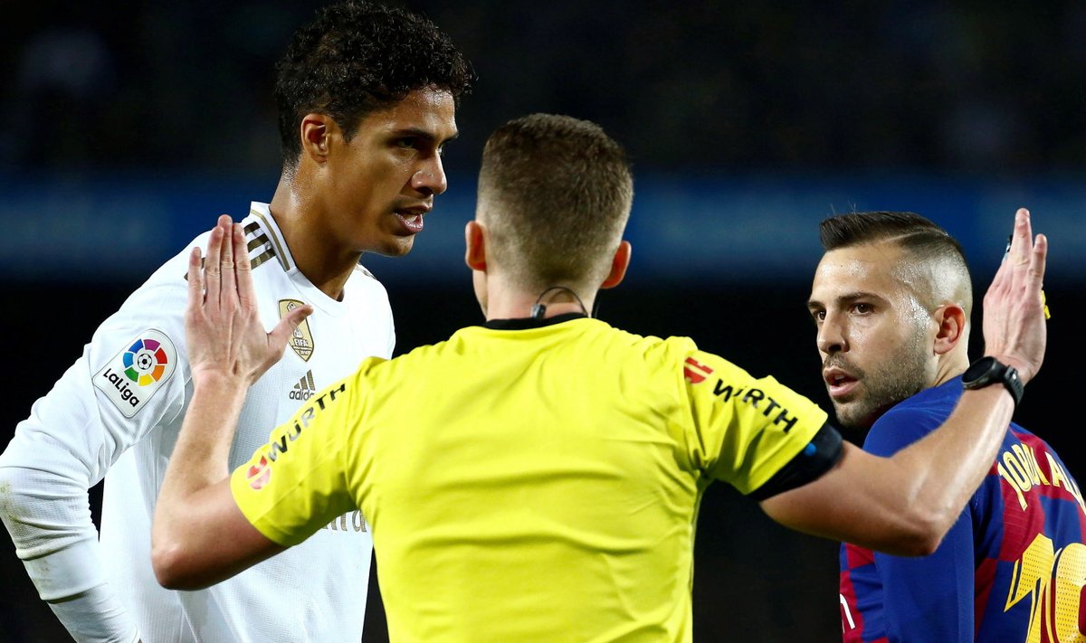 Raphael Varane (Madridi Real) ja Jordi Alba (Barcelona) peakohtunikku Hernandez Hernandezi kuulamas.