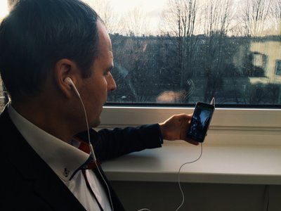 Eesti Telekomi juhatuse esimees Valdo Kalm teeb läbi telefoni videokõne telerisse.