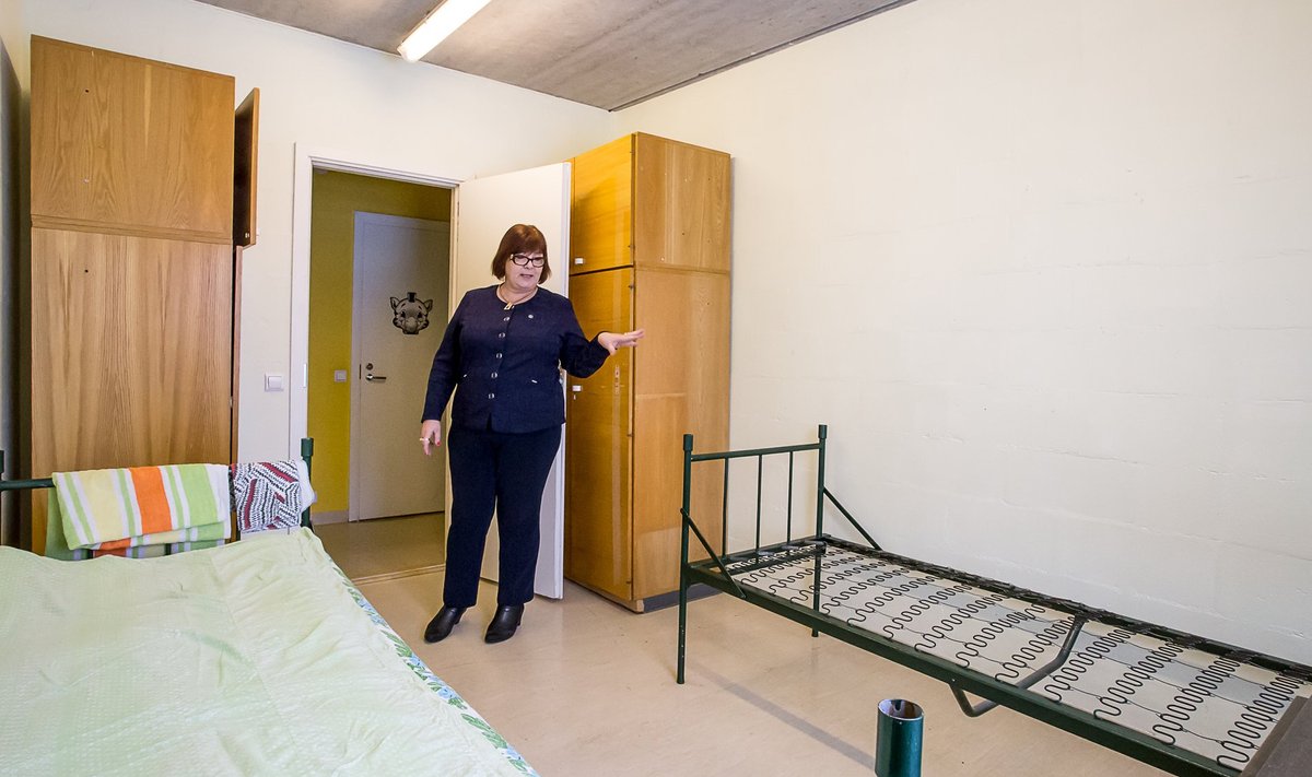 Ilme Seepere hoolitseb Pärnu kodutute varjupaiga teisel korrusel ruumide eest, kuhu võimalikud vägivallatsejad saaksid minna välja magama ja rahunema.
