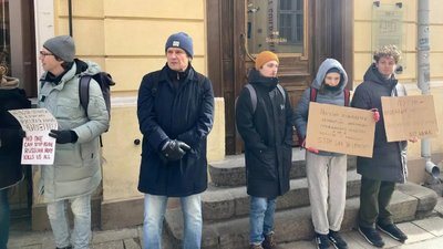 Антивоенный пикет у посольства РФ в Таллинне. Юля и Миша — справа