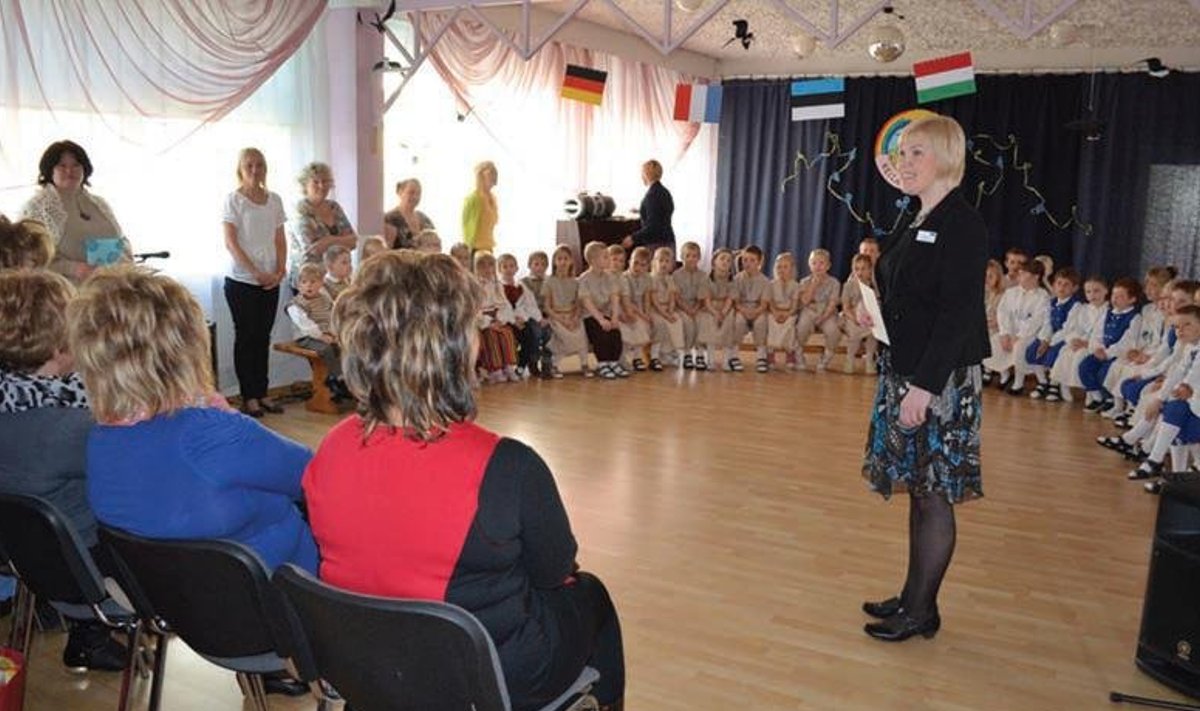Direktor Pärje Ülavere tervituskõne Comeniuse projekti külalistele Vikerkaare lasteaia saalis. Foto: Ringa Kedelauk