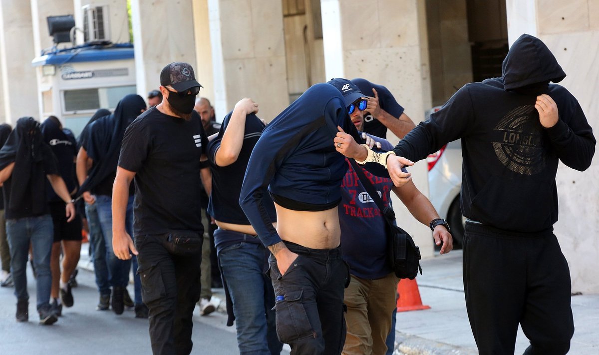 Vahistatud jalgpallifännid Ateenas 11. augustil.
