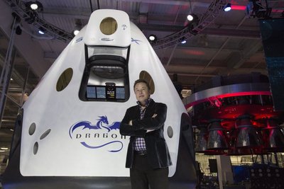 Elon Musk ja Dragon V2.