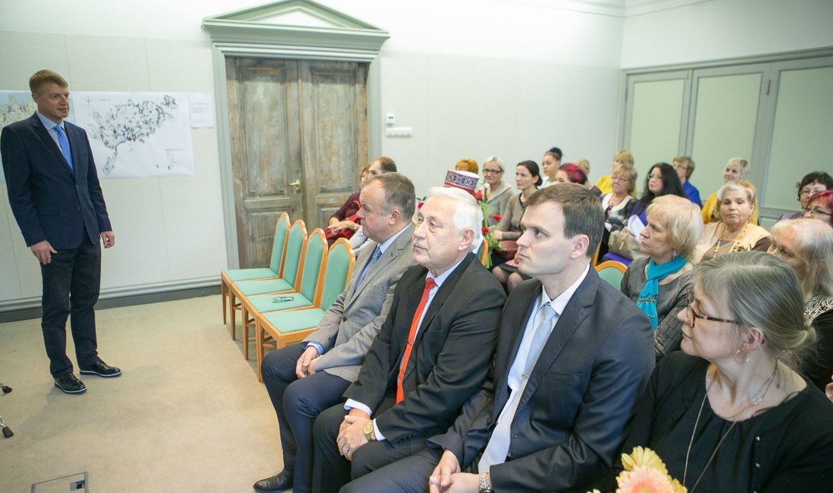 Raivo Peeters jätkab Madis Kallase (paremal) juhitavas Saaremaa vallas haridus- ja noorsootöö osakonna juhatajana.