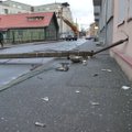 ФОТО И ВИДЕО: Мусоровоз снес столб на улице Фельманни