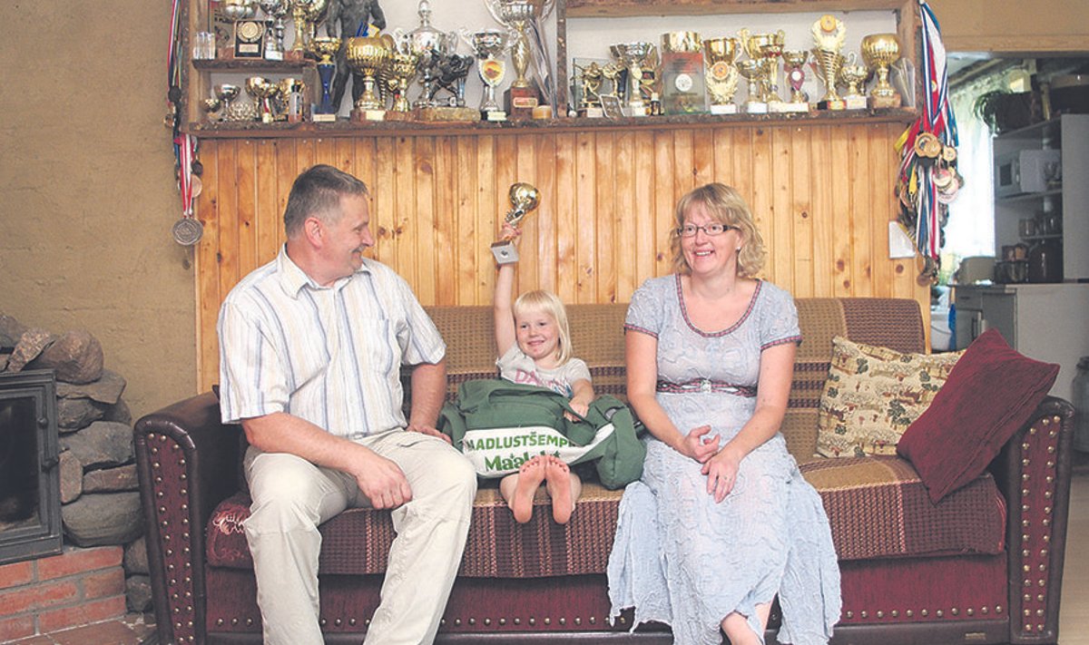 Harri ja Varje Andruse peres on lisaks pesamuna Andra Adelele kolm venda ja kaks õde, kes on kõik Eesti meistrid maadluses ning toonud koju muljetavaldava koguse karikaid ja medaleid.