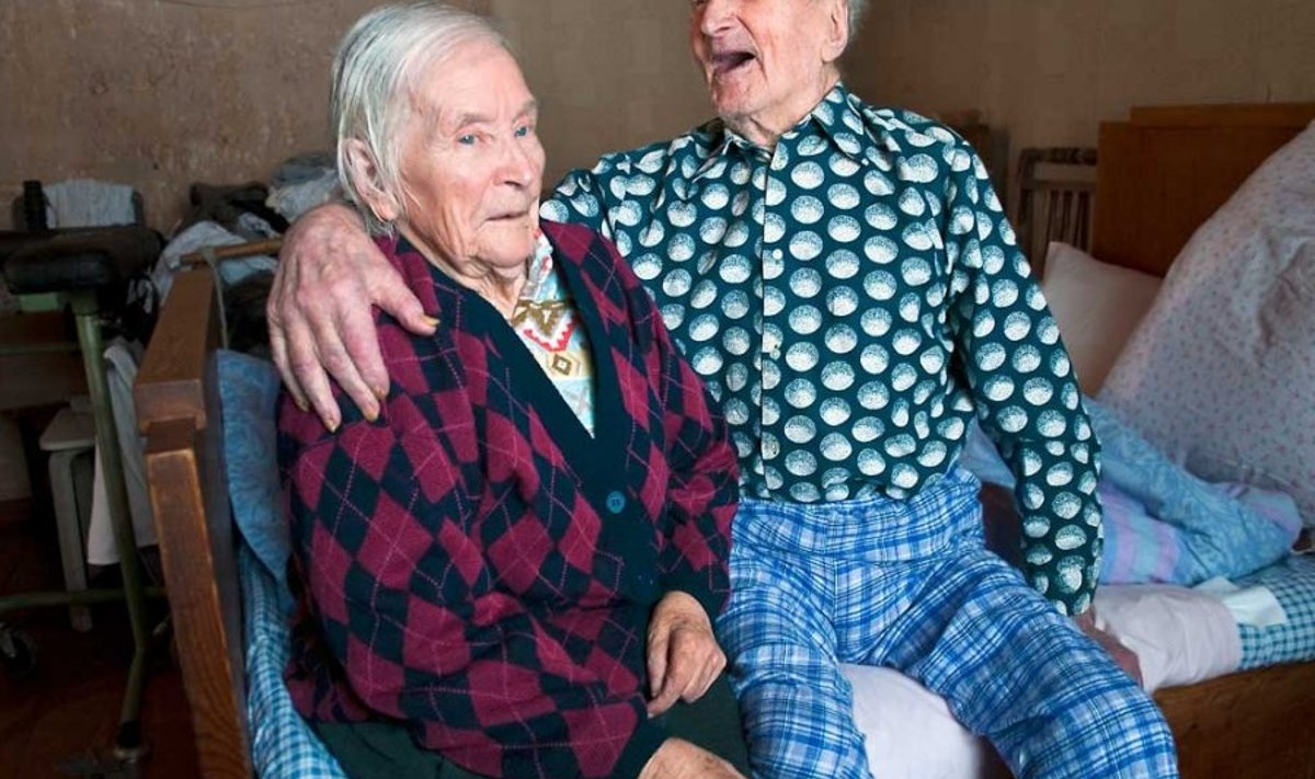 Tõenäoliselt Eesti vanim abielupaar: Richard Palm (101) embab oma kallist Elfriedet (96).