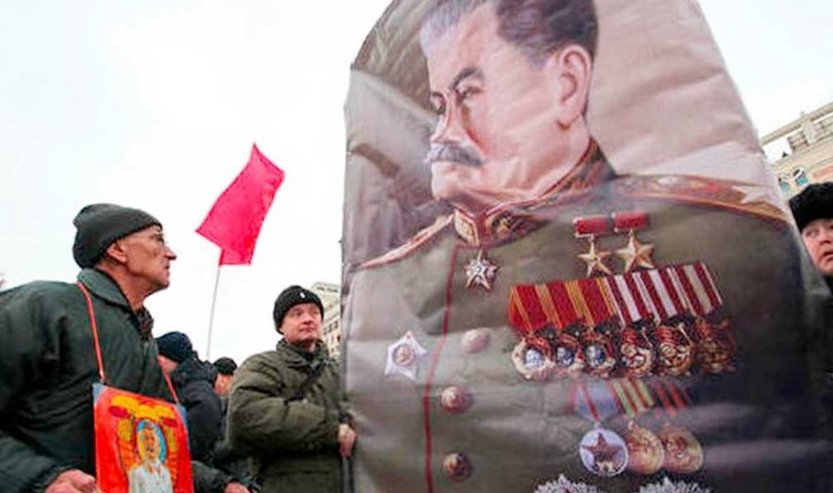 Mõnele paistab ajalugu teistmoodi: Kommunistliku partei toetaja vaatab heldimusega oma iidoli Stalini portreed 21. detsembril Moskvas peetud kokkusaamisel, mis peeti Nõukogude diktaatori 131. sünniaastapäeva puhul. (Scanpix)