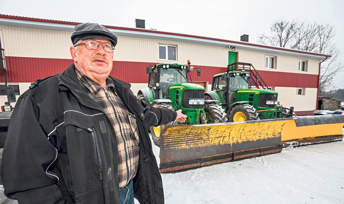 “Nii kui ilmajaam nädal tagasi lumesadu lubas, nii me traktoritele ka sahad ette panime,” kinnitab Toomas Tuula Palamuse vallas tegutseva põllumajandusfirma Mandri Holding OÜ õuel lund oodates.