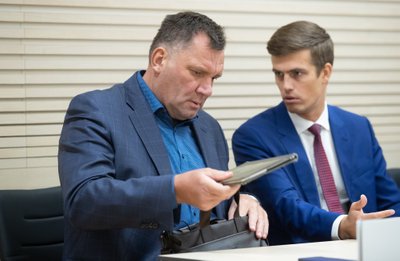 Tallinna Sadama istung jaanuaris 2020. Allan Kiil koos kaitsja Marko Pilvega.