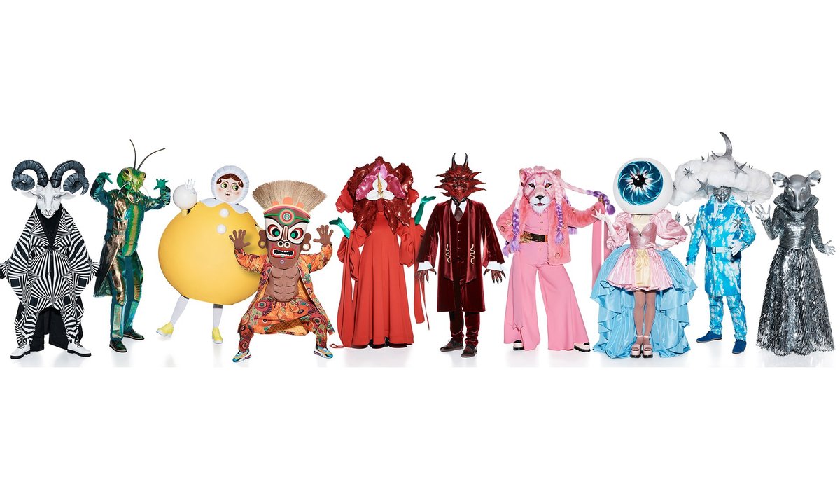 “Maskis laulja” kostüümide autor on moekunstnik Liisi Eesmaa. Need on silmailu ja vaatemängu pakkuvad fantaasiarohkete detailidega lahendused.