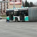 ФОТО и ВИДЕО | В Таллинне прямо на проезжей части мужчина застрял в дверях автобуса
