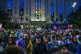 DELFI THBILISIS | Õhtune meeleavaldus jätkub rahumeelselt. Gruusia president lubab välisagentide seadust vetoga pidurdada