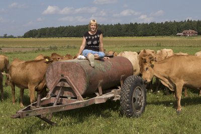 “Maatõugu lehmad on meil hästi hoitud, poputame neid kui lemmikloomi,” ütleb parim maakarjakasvataja Reet Loorits.