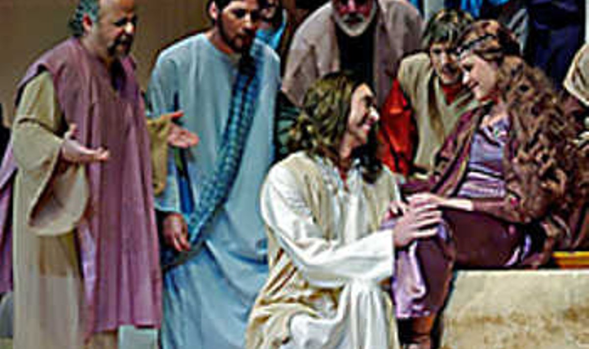 MINNA VÕI MITTE MINNA? Jeesuse (keskel) ja Maarja Magdaleena südamlik arutelu. Foto Dan Browni erakogust.