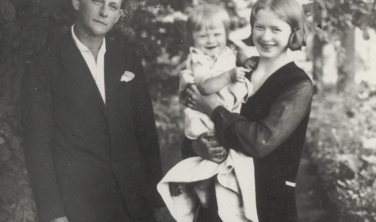 Aksli isa ja ema esimese lapse Astaga, 1920ndate lõpus.