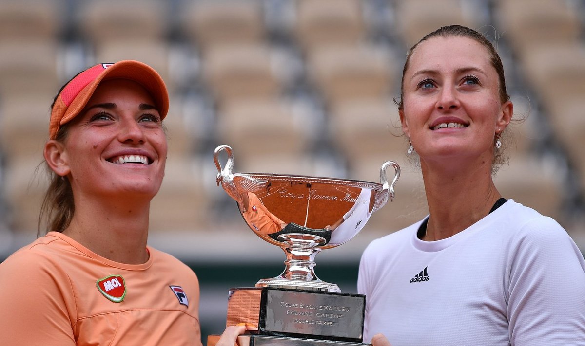 Timea Babos ja Kristina Mladenovic (paremal) 2020. aasta French Openi paarismängu trofeega.