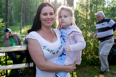 Kati Toots tütre Karolinaga 2013. aasta Hundisilma jaanitulel