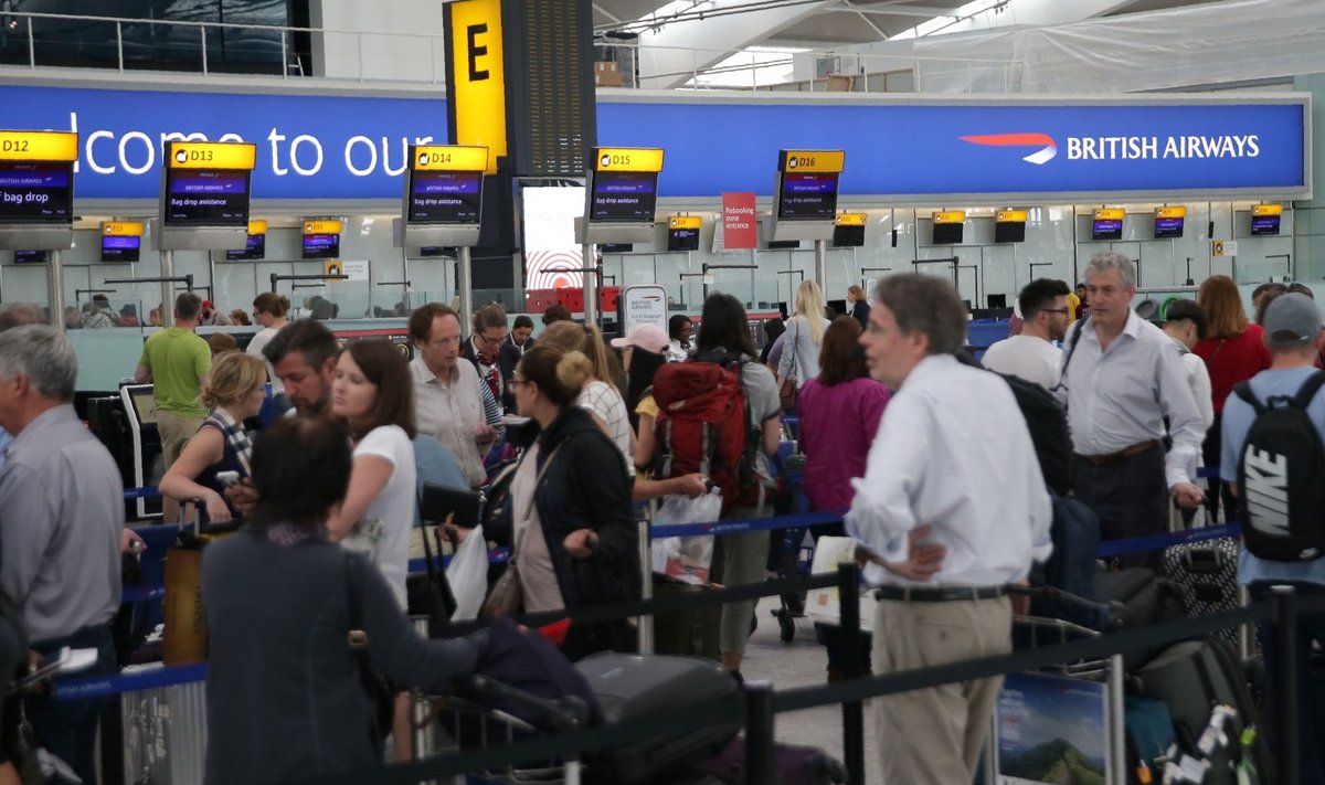 Tülpinult lendu ootavad British Airwaysi kliendid laupäeval Heathrow lennujaamas.