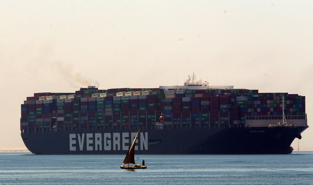 Vabastatud konteinerlaev lahkumas Suessi kanalist
