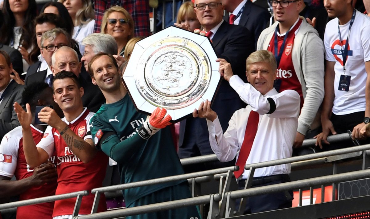 Petr Cech ja Arsene Wenger eelmise aasta augustis FA Community Shieldi karikaga