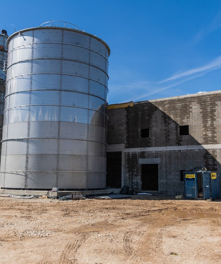 Estoveri piimatööstus sai PRIA-lt investeeringuteks 800 000 eurot. Eelmisel sügisel peeti ettevõtte uues biogaasijaamas sarikapidu.