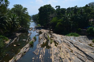 Mawanella väikelinnast läbi voolav jõgi, kus kohalikud inimesed riideid pesid ja päikese käes kivil kuivatasid.