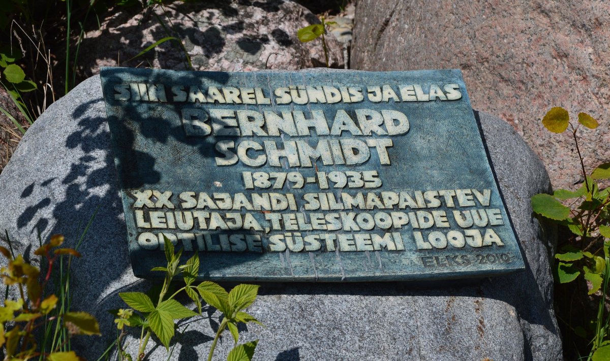 Bernhard Schmidti mälestustahvel Naissaarel.