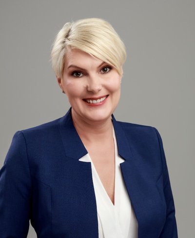 Anne Ruus on Tallinna Hambapolikliiniku suuhügieeniõde. Ta annab ka suuhügieeniõpetuse loenguid Tallinna Tervishoiu Kõrgkoolis.