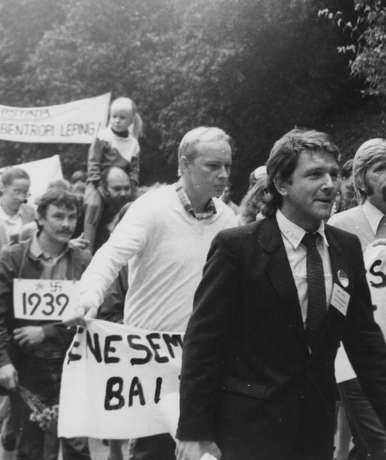 On 1987. aasta august. Tiit Madisson (esiplaanil vasakul) suundub koos rahvaga miitingule Hirveparki.