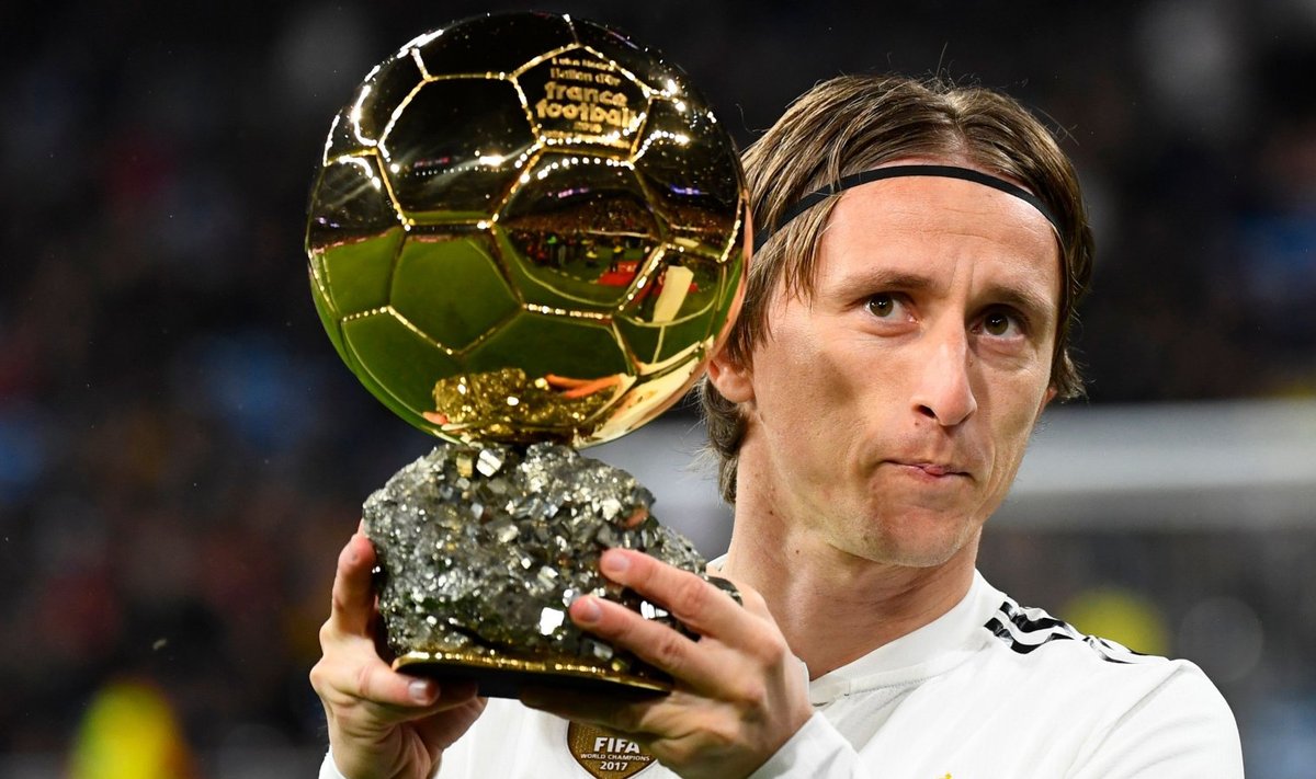 Luka Modric Ballon d'Or'i trofeega.