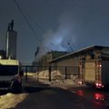 DELFI FOTOD: Lasnamäel sai mahajäetud tööstushoone põlengu kustutamisel viga päästja