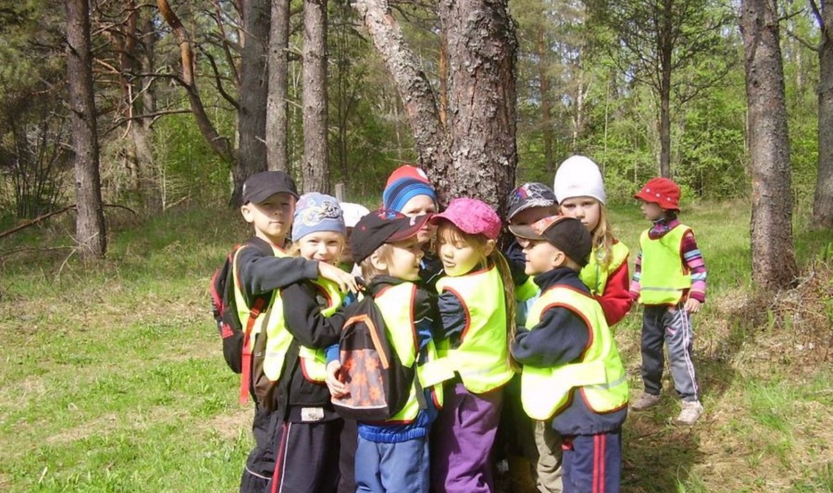 Lapsed puud kallistamas. Foto: Viive Niinemäe