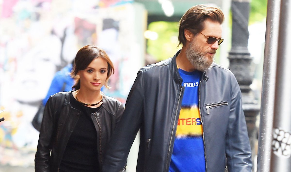 Jim Carrey and his girlfriend hold hands in SoHo