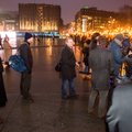 DELFI FOTOD JA VIDEO: EKRE provokatiivne tõrvikurongkäik tõi kohale vene meedia ja natsikütt Zuroffi