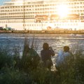 DELFI FOTOD: Tallinna sadamasse "lõksu" jäänud kruiisilaevast on saanud turismiobjekt