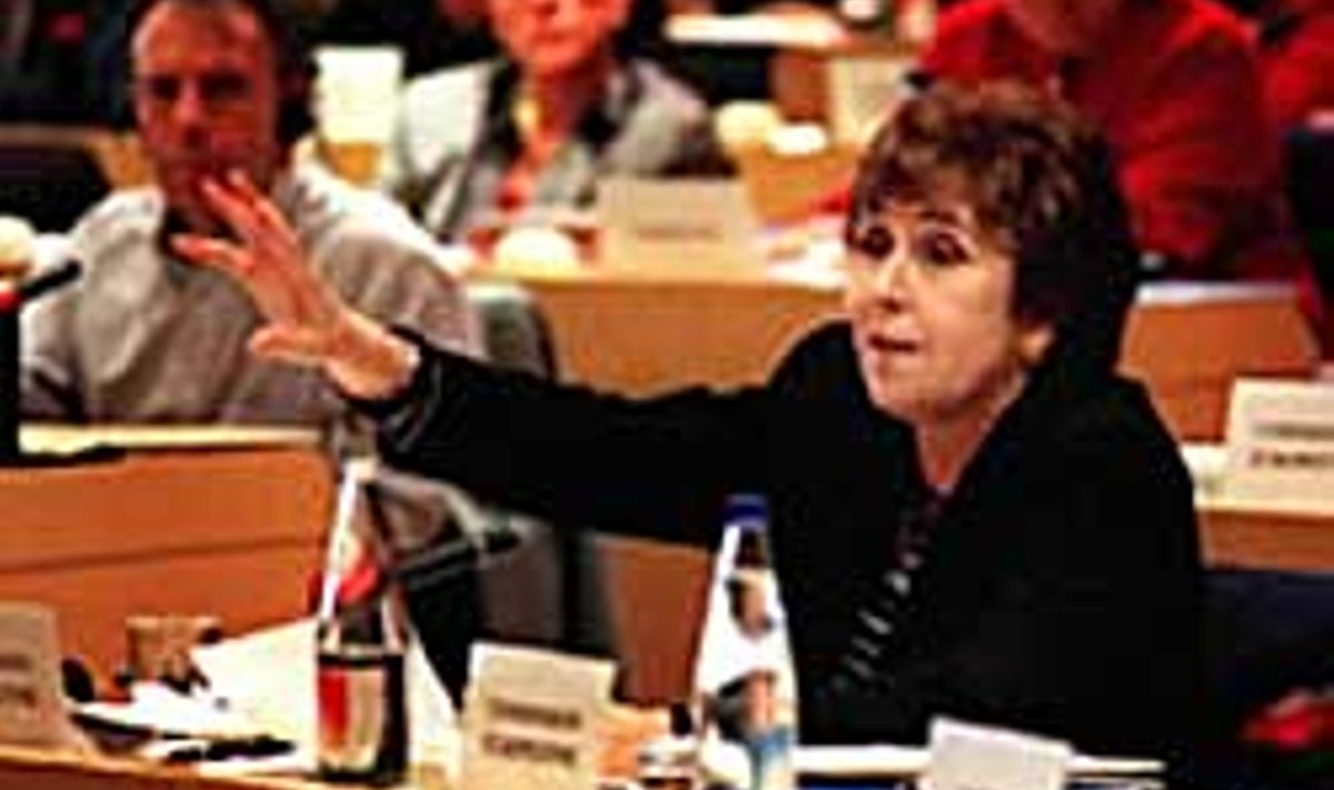 EUROVOLINIK TÖÖHOOS: Edith Cresson, 1999. aasta veebruar Brüsselis. Paar kuud hiljem oli ta ametialaste kuritarvituste tõttu tagandatud. 2003. aasta märtsis teatasid Belgia võimud kohtuliku juurdluse alustamist Cressoni vastu.