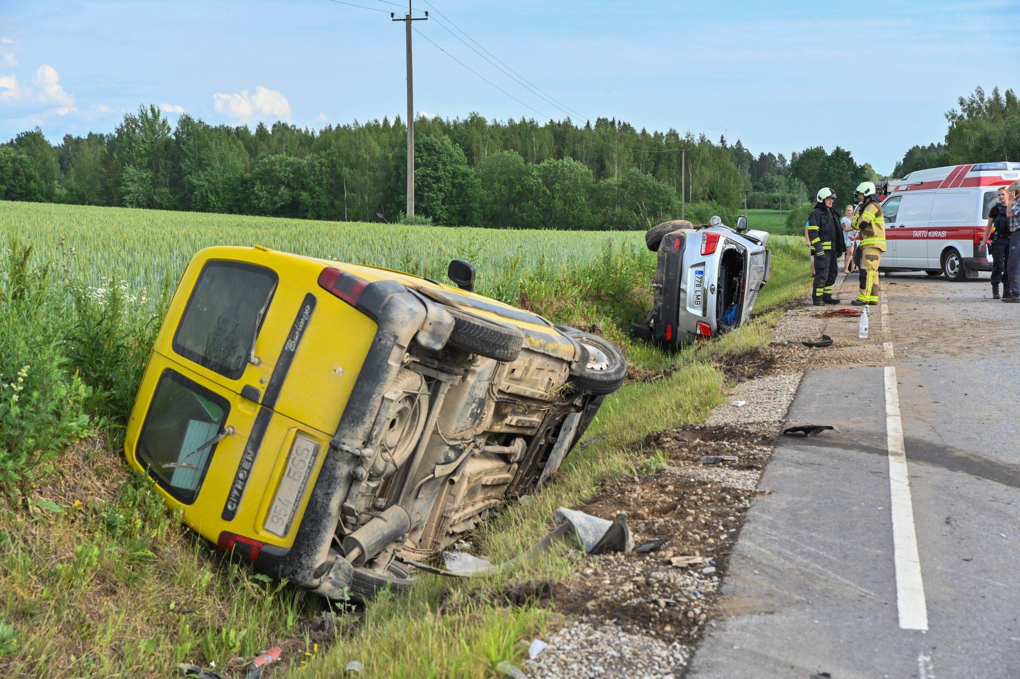 ФОТО | В Вильяндимаа в результате аварии в кювет выбросило два автомобиля,  в одном из которых находился годовалый ребенок - Delfi RUS