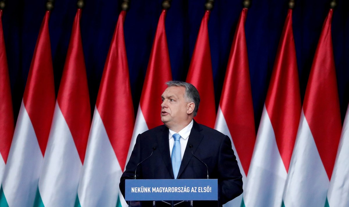 Ungari peaminister Viktor Orbán pidas möödunud kuul Budapestis aastakõnet. Tekst teatab: „Ungari esimesena!”